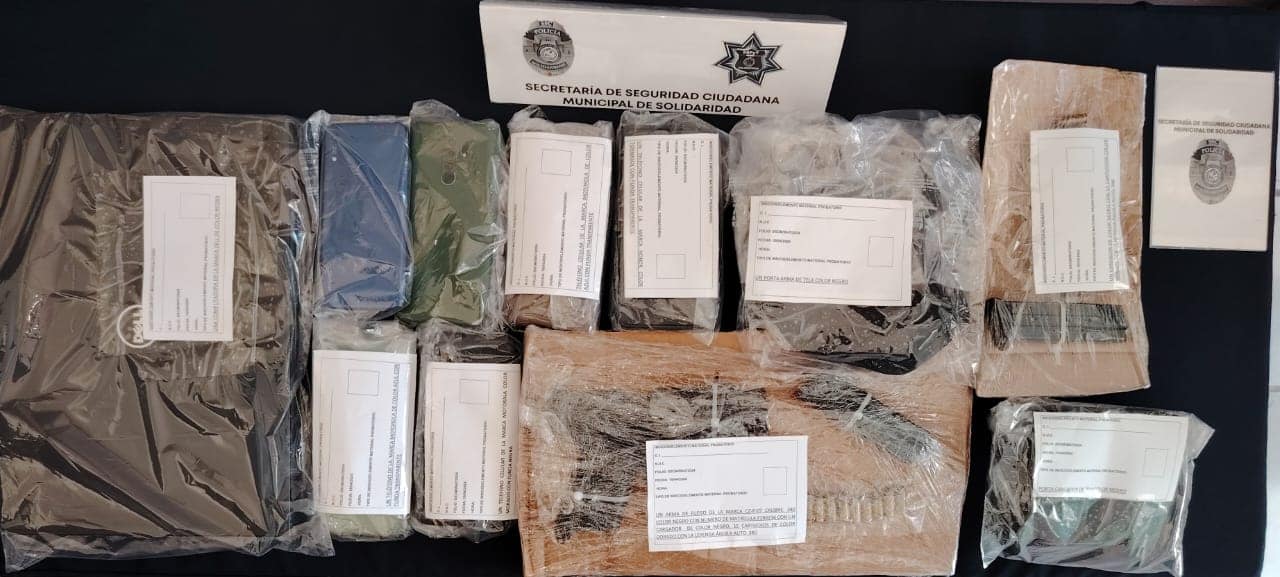 En Playa del Carmen detienen a 3 sujetos tras un reporte de robo a empresa; a uno de los detenidos le decomisaron una pistola y 30 cartuchos.