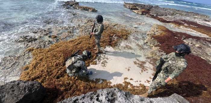 Decomisa la Marina recales de droga en Mahahual y Playa del Carmen; la cocaína incautada tendría un peso total de más de 2 kilogramos.