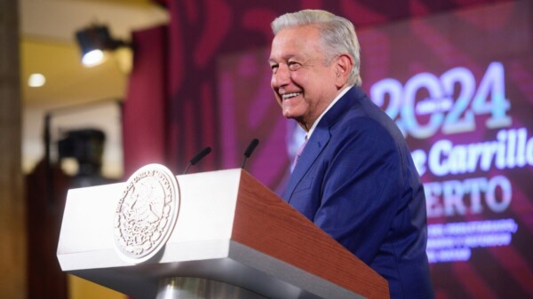 Celebra AMLO resolución del INE de no prohibir mañaneras