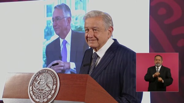 Reconoce Salinas dar línea en TV Azteca; AMLO pide que pague