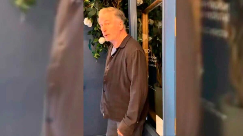 Alec Baldwin golpea celular de mujer por exigirle que se pronunciarse por una 'Palestina libre'