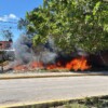 Arde terreno baldío a un lado de un deshuesadero en la Región 227 de Cancún