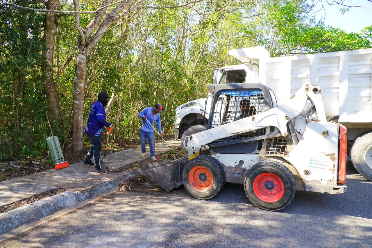 Invitan a no arrojar cacharros en baldíos.