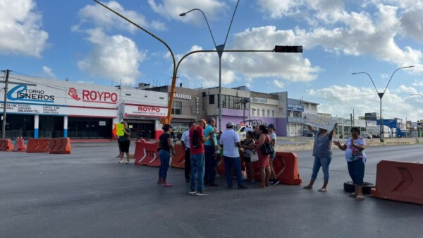 Bloquean vecinos la avenida López Portillo a la altura de la Región 94