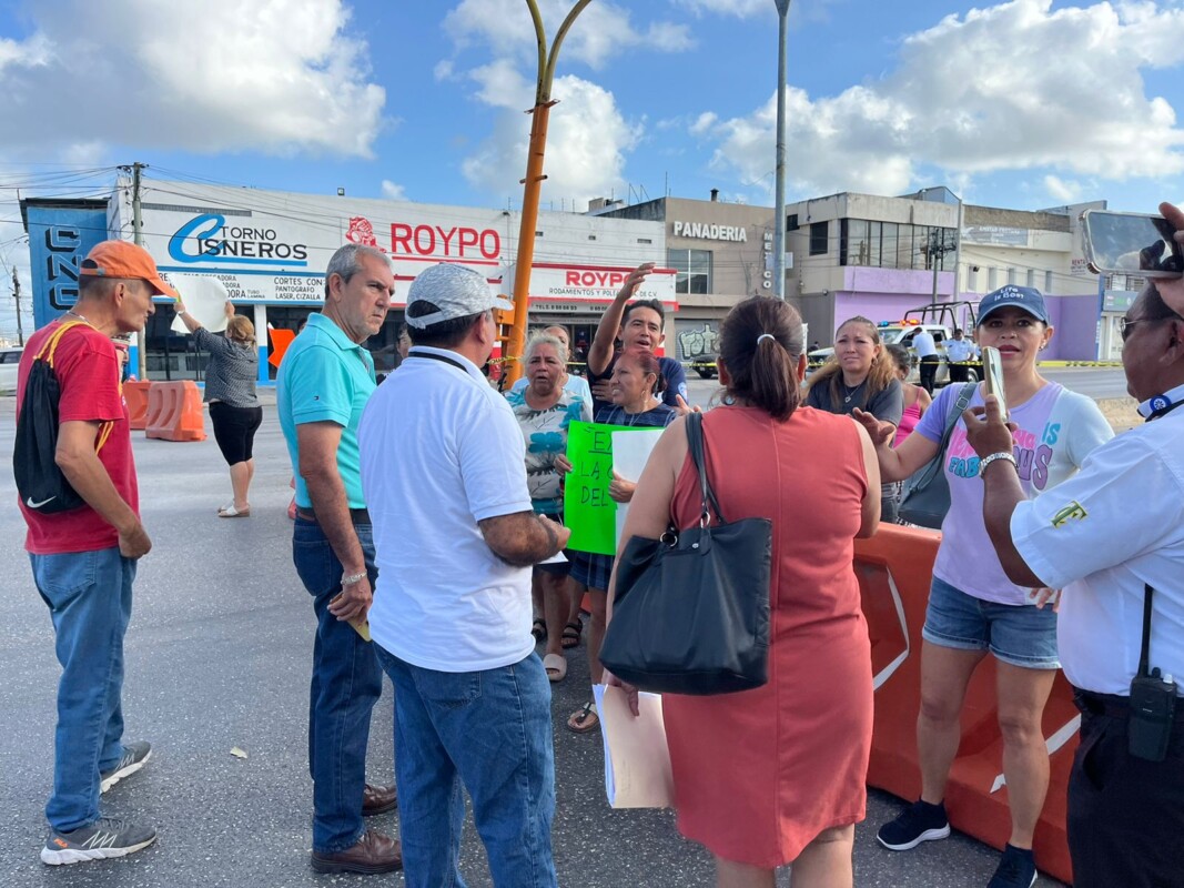 Bloquean vecinos la avenida López Portillo a la altura de la Región 94; exigen que se corrija cuanto antes fallas en la semaforización.