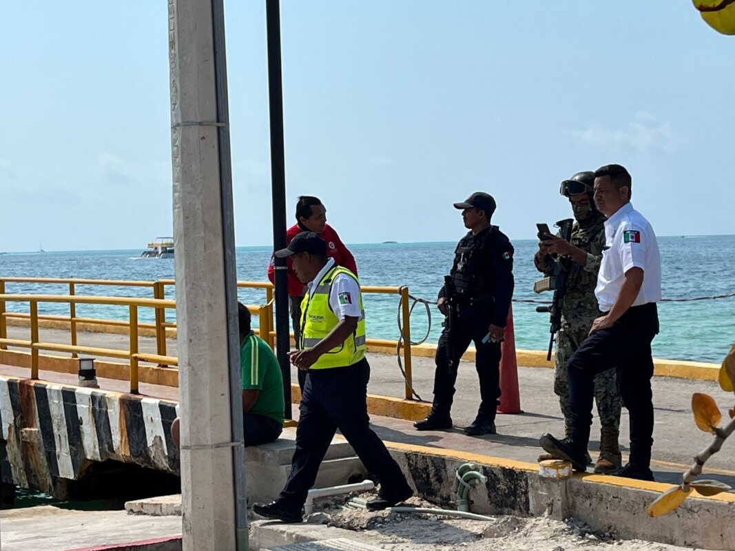 Cae camioneta de paquetería al mar en muelle de Punta Sam; en un grave descuido olvidaron colocar el freno de mano y la unidad se desplazó.