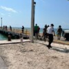 Cae camioneta de paquetería al mar en muelle de Punta Sam