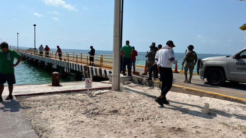 Cae camioneta de paquetería al mar en muelle de Punta Sam