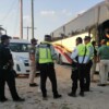 Chofer abandona autobús turístico con 67 inmigrantes en Limones, Bacalar