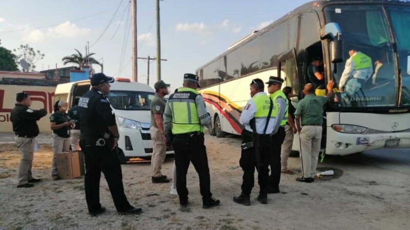 Chofer abandona autobús turístico con 67 inmigrantes en Limones, Bacalar
