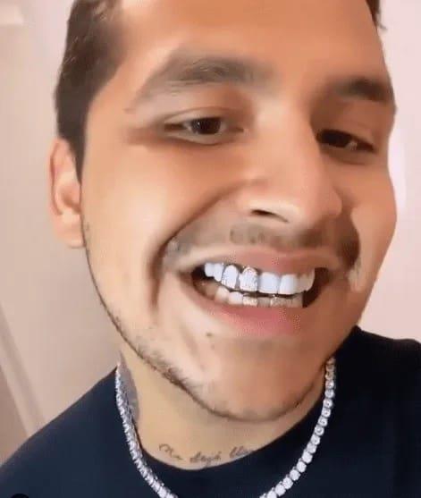 Christian Nodal presume dentadura hecha con diamantes