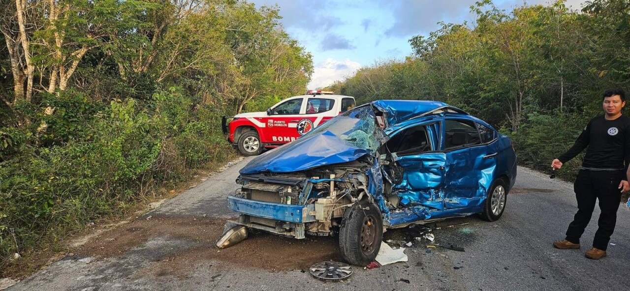Fatal accidente en La Ruta de los Cenotes en Puerto Morelos; una van del sindicato taxista embiste al auto de un grupo de turistas que al parecer invadió el carril.