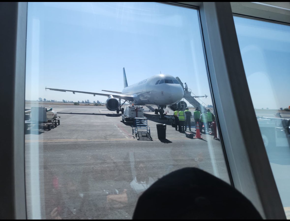 Hallan maletas con droga en vuelo con destino a Cancún; trasciende la detención de dos pasajeros de una aeronave de Volaris.