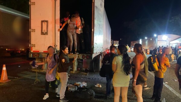 Hallan a 145 inmigrantes hacinados en la caja de un tráiler