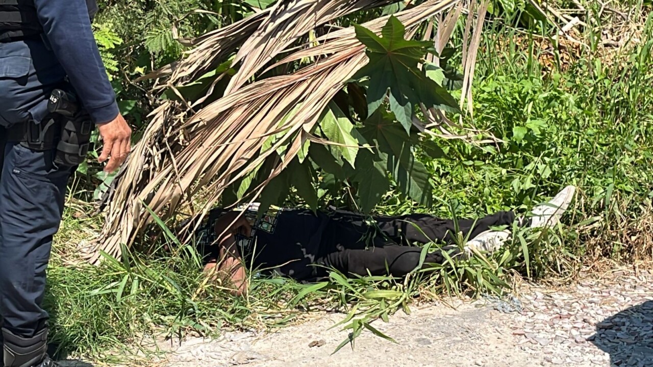 Hallan a una persona tirada en el fraccionamiento Los Corales en Cancún; al parecer el hombre está intoxicado con alguna sustancia.
