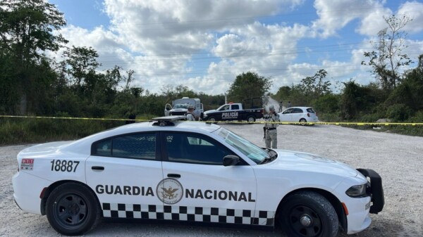 Hallan cuerpo calcinado en la carretera Cancún-Leona Vicario