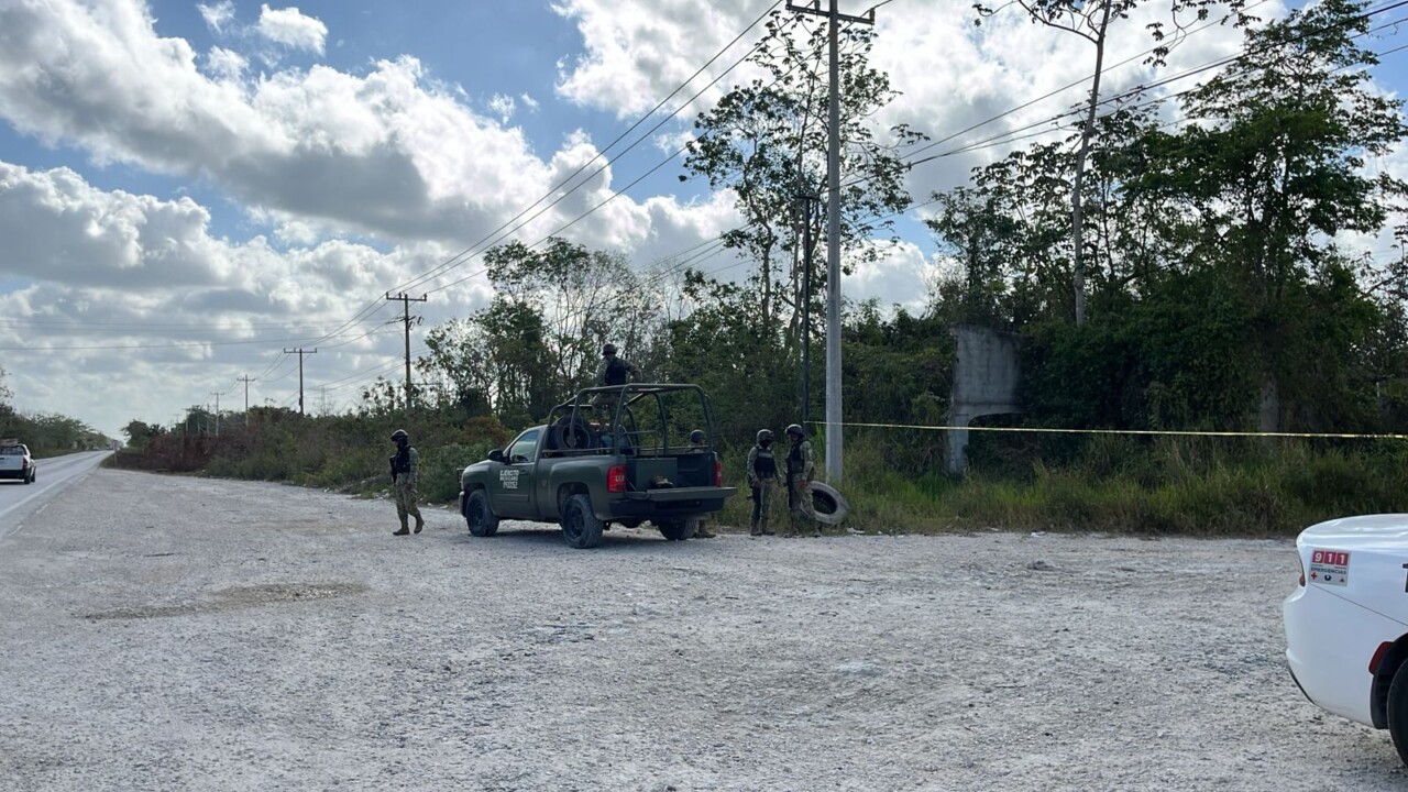 Hallan cuerpo calcinado en la carretera Cancún-Leona Vicario; al parecer se trata de un hombre que fue ejecutado.