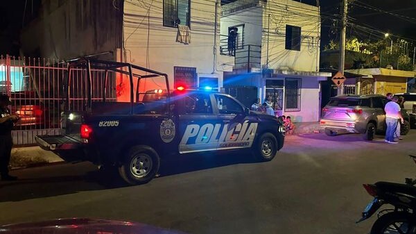 Hombre le corta el cuello a su esposa frente a sus hijas