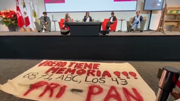 Estudiantes de la Ibero “eclipsan” a Xóchitl Gálvez