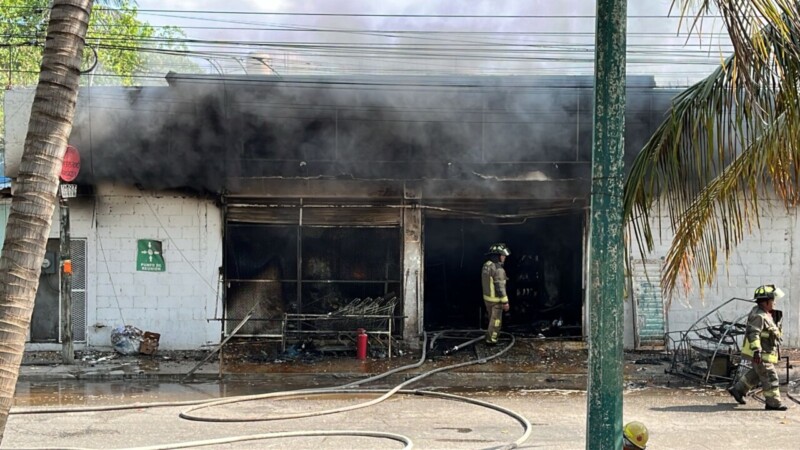 Arde tienda departamental en la SM 99 de Cancún