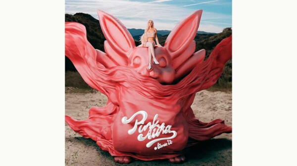 Kenia Os encarna la feminidad inspirada en el pop de los 2000 con el lanzamiento de Pink Aura