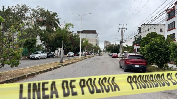 Balean a una persona a bordo de su vehículo en la SM 15 de Cancún