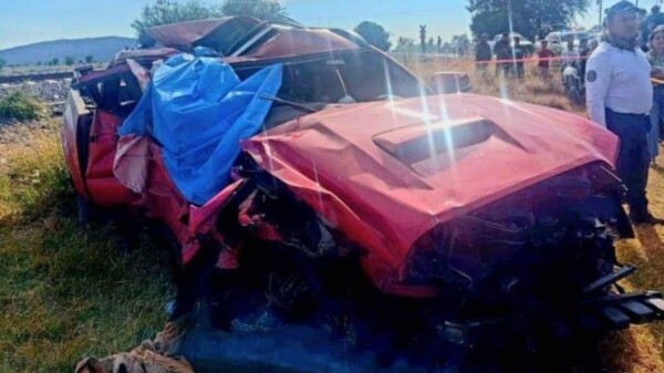 Mueren cinco al intentar una camioneta ganar el paso a un tren