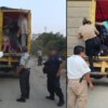 Rescatan a 85 personas migrantes que viajaban en la caja de un tráiler.