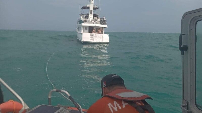 Rescatan a tripulantes de un yate a la deriva en el sur de Quintana Roo