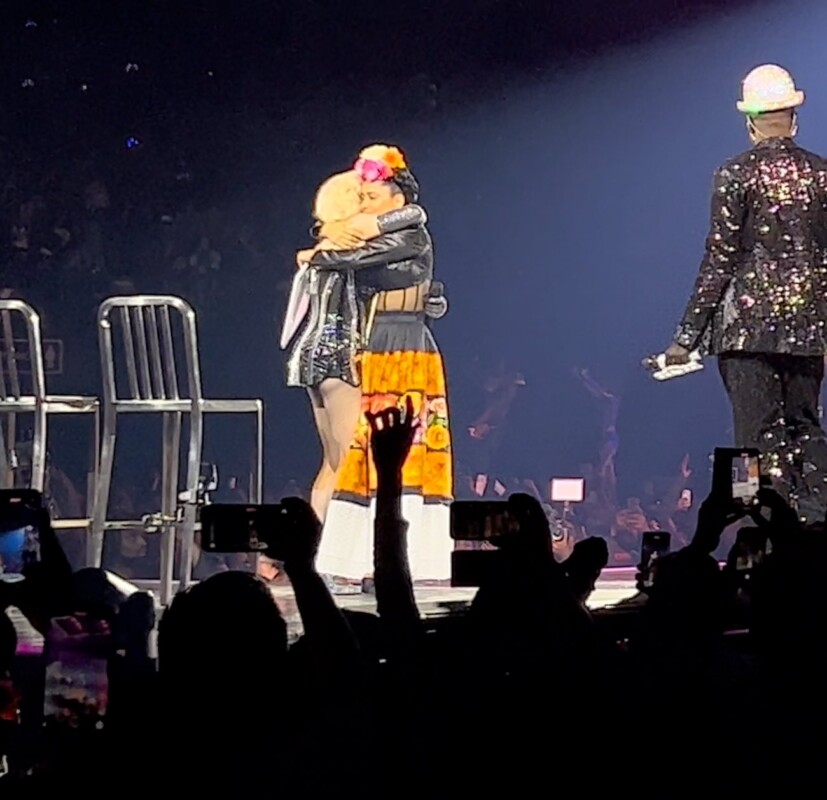 Salma Hayek es invitada sorpresa en concierto de Madonna