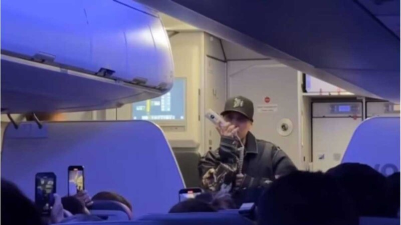 Santa Fe Klan da concierto en pleno vuelo