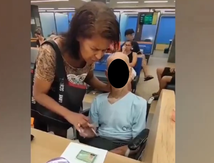 En una escena alucinante como de película, la brasileña Erika de Souza Viera se presentó con el cadáver en silla de ruedas.