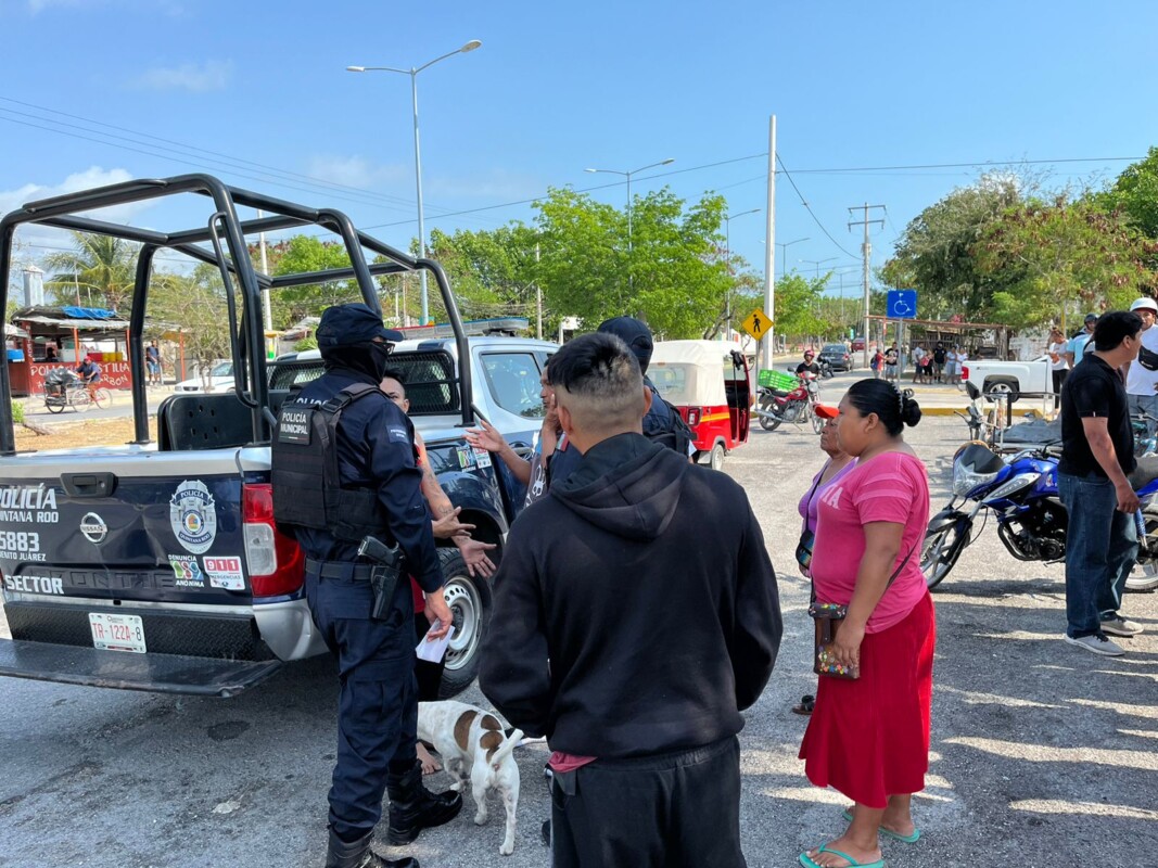 Vecinos de la Región 137 de Cancún detienen a presunto asaltante; intentaron lincharlo antes de entregarlo a policías en la diagonal Tuluum.