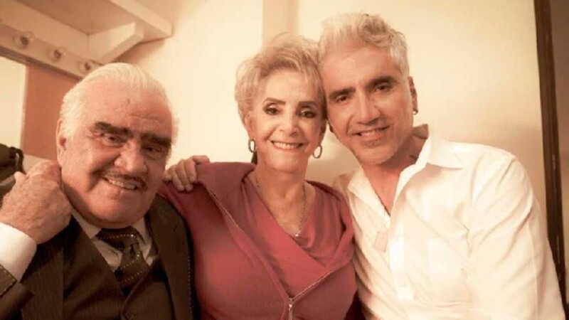 Viuda de Vicente Fernández revela que el cantante sigue haciéndose presente en su casa