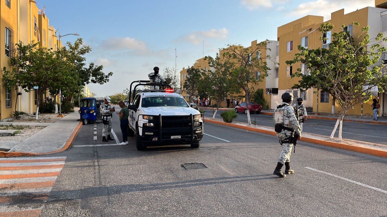 Ejecutan a balazos a un mototaxista en Cielo Nuevo en Cancún; la víctima recibió cuatro disparos por la espalda.