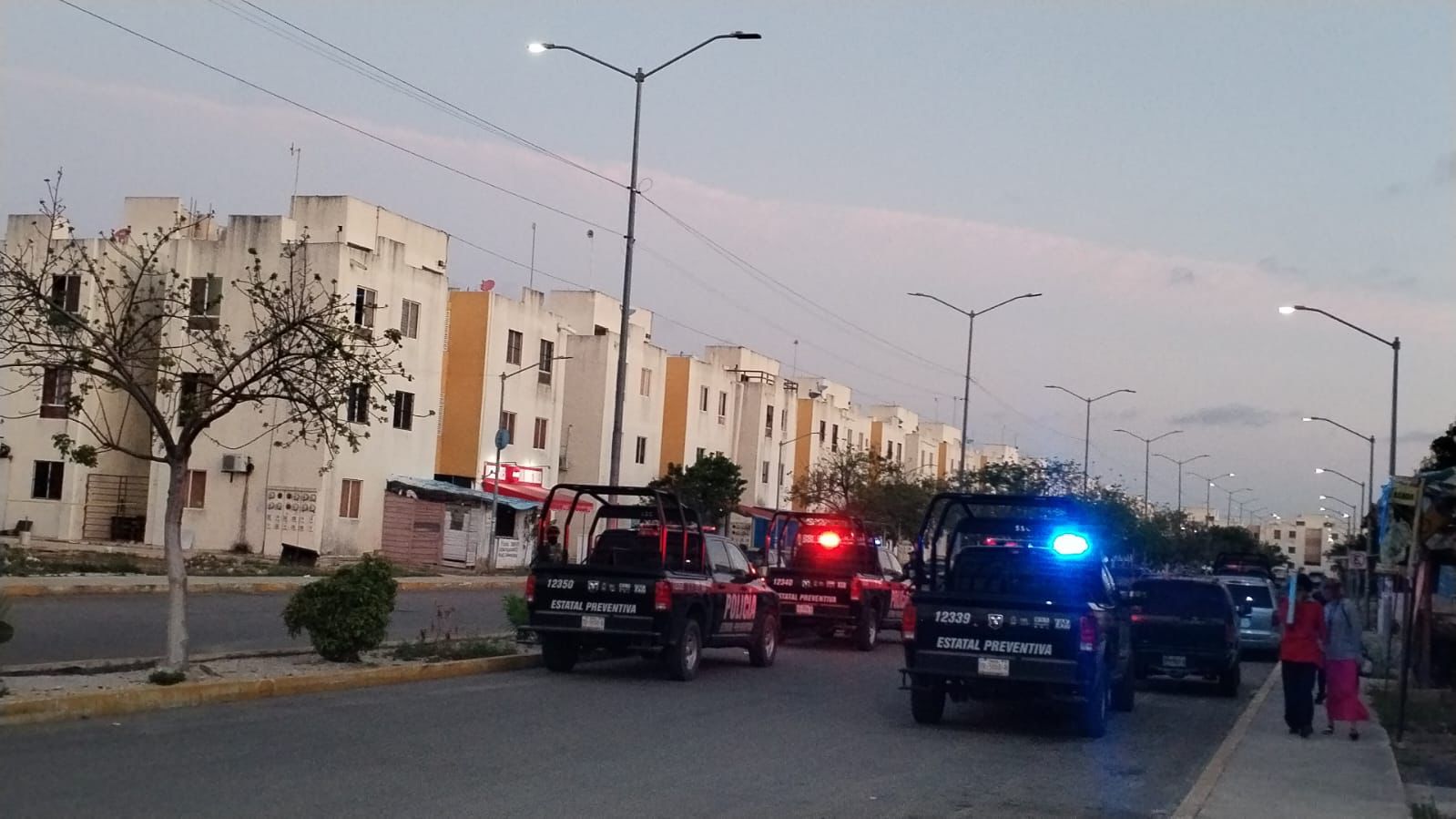 Balean a un mototaxista en el fraccionamiento Cielo Nuevo de Cancún; la víctima fue llevada en un vehículo particular al Hospital General.