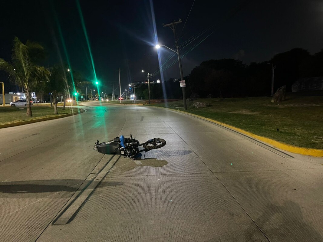Muere motociclista tras derrapar en la avenida Tulum de Cancún; por el exceso de velocidad perdió el control y chocó contra un poste.