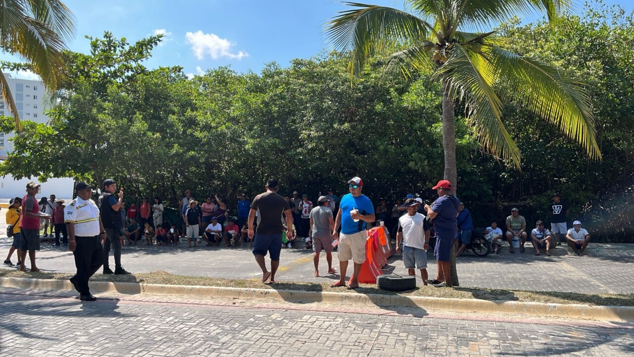 Bloquean pescadores el acceso a Puerto Juárez; protestan por el inminente desalojo del predio que ocupa para realizar su labor.