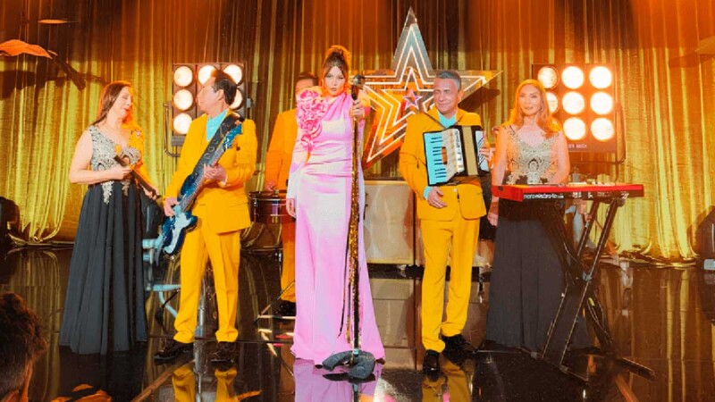 Yuridia & Los Ángeles Azules nos ponen a bailar y recordar el amor con 'Felicítalo'