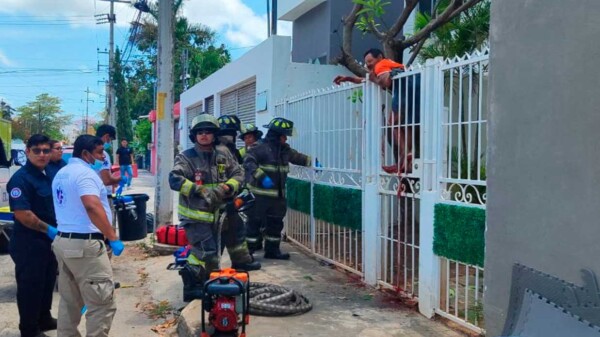 Abuelito en Cancún cae en los picos de una reja 