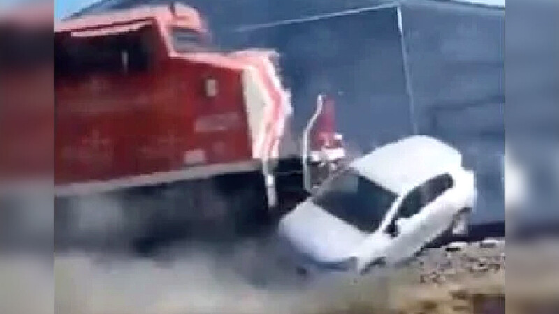 Tren arrolla a mujer en Jalisco por intentar ganar el paso