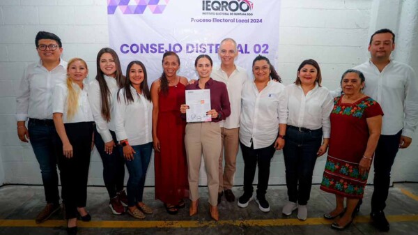 Recibe Ana Paty Peralta constancia de candidata a la Presidencia Municipal de BJ, a las afueras de la sede distrital 02, a donde arribó acompañada de su familia, la esperaban más de mil cancunenses y simpatizantes