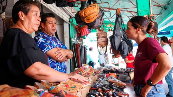 Con propuestas de bienestar y seguridad, visita Ana Paty Peralta el icónico mercado 23