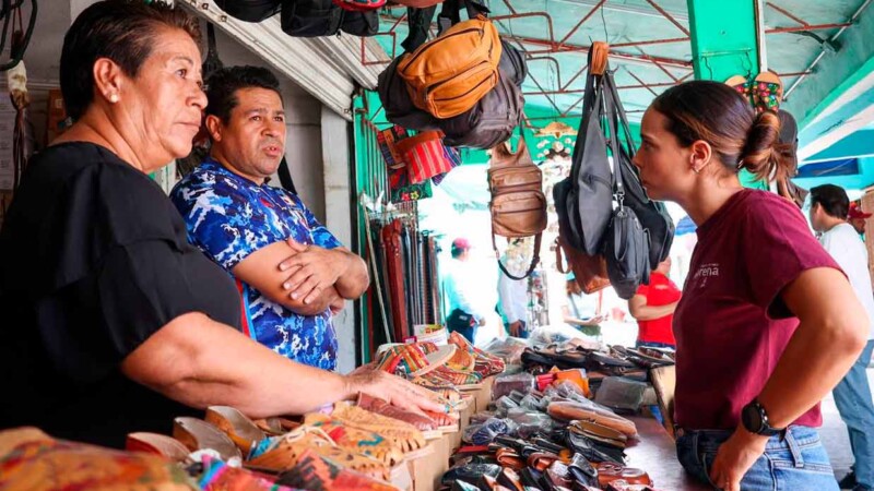 Con propuestas de bienestar y seguridad, visita Ana Paty Peralta el icónico mercado 23