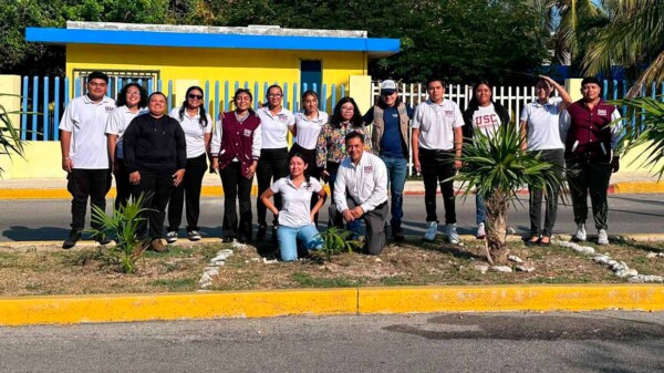 En el marco de la conmemoración del Día Mundial de la Tierra el gobierno municipal de Isla Mujeres llevó a cabo una reforestación en camellones de la zona insular del municipio