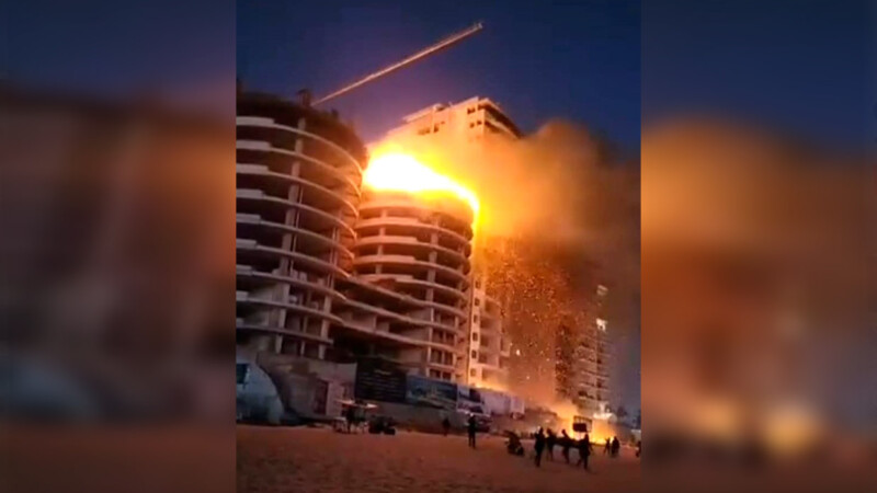 Voraz incendio consume piso de edificio en playa de Mazatlán