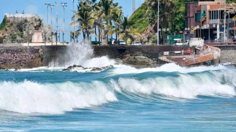 Emiten alerta por alto oleaje en Mazatlán