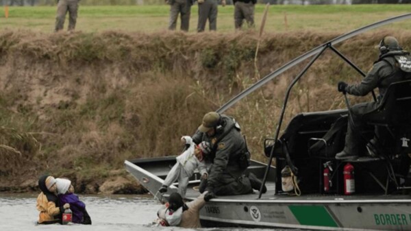 Rescatan a ocho niños migrantes abandonados en el Rio Bravo