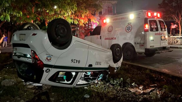 Taxista choca en colonia de Cancún, vuelca y escapa