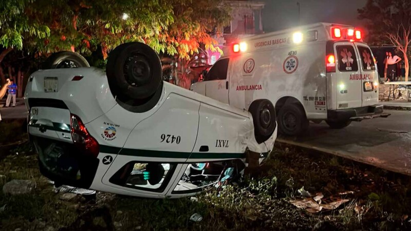 Taxista choca en colonia de Cancún, vuelca y escapa